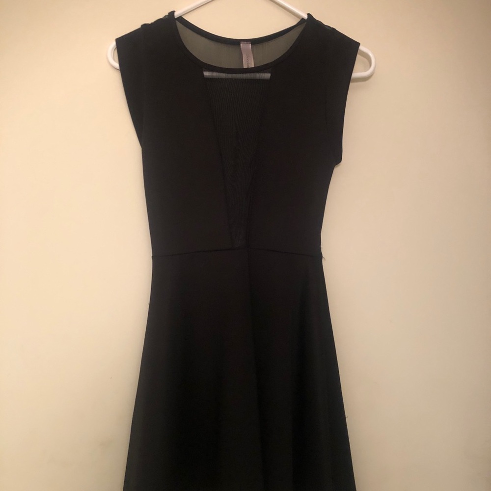 Black sleeveless mesh circle dress